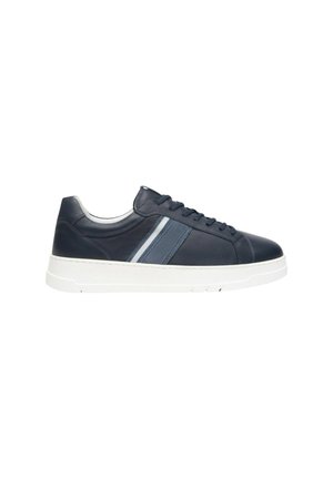 Sneaker in pelle navy con strisce laterali grigie e blu, suola in gomma bianca, punta rotonda e chiusura con lacci. Texture liscia in tutto il design.