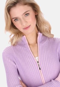 Lila bordázott, cipzáros pulóver rózsaszín gallérral és cipzárral, karcsúsított szabású és texturált anyagból.