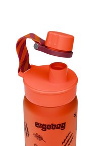 Orangefarbene Plastik-Wasserflasche mit abnehmbarem Deckel, ausgestattet mit einem gemusterten Tragegurt und schwarzen Druckmotiven auf der Oberfläche.