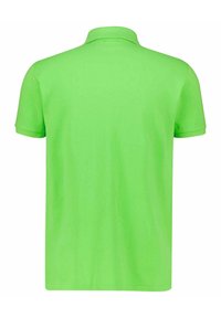 Grön polo t-shirt, kort ärm, bekväm tyg, enfärgad med klassisk krage och rak nederkant, inga synliga mönster eller detaljer.