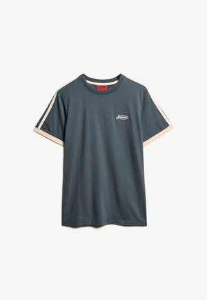 Donkerblauwe katoenen T-shirt met beige accenten op de mouwen en de halslijn, met een klein logo op de borst. Korte mouwen en ronde halsontwerp.