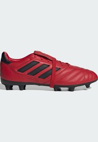 Scarpa da calcio rossa in pelle con superficie testurizzata, caratterizzata da strisce nere di accento, un design con lacci e sei tacchetti modellati sulla suola.