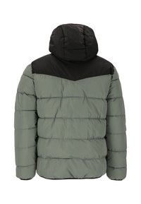 Puffjacka i olivgrön med horisontell quiltning, en svart huva och axelparti. Har elastiska ärmslut och en avslappnad passform.