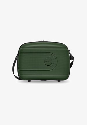 Groene reistas met een gestructureerd oppervlak, rechthoekige vorm, ritsluiting en een cirkelvormig logo. Voorzien van een schouderband en beschermende voetjes.