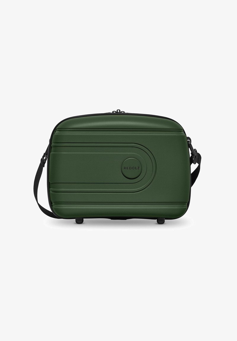 Groene reistas met een gestructureerd oppervlak, rechthoekige vorm, ritsluiting en een cirkelvormig logo. Voorzien van een schouderband en beschermende voetjes.