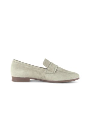 Mocassino da donna in suede grigio chiaro con tacco basso marrone e dettaglio con cinturino intrecciato sulla parte superiore.