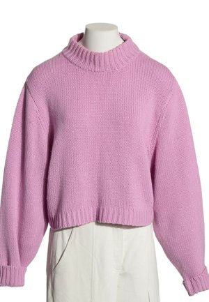 Pull court rose en maille avec manches longues et col, poignets et ourlet côtelés, présenté sur un mannequin portant un pantalon blanc.