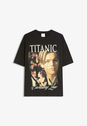 Schwarzes T-Shirt mit Titanic-Filmcollage, die die Hauptcharaktere und den Text „Titanic“ und „Everlasting Love“ auf der Vorderseite zeigt.