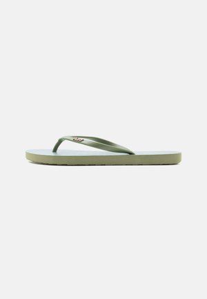 Une sandale tongs vert clair simple avec une bride simple et un petit logo de marque sur le côté, vue de côté sur fond blanc.