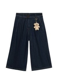 Pantalones de mezclilla de pierna ancha en azul oscuro con una cintura alta, que cuentan con dos bolsillos frontales y un llavero de oso de peluche adjunto a la cinturilla.