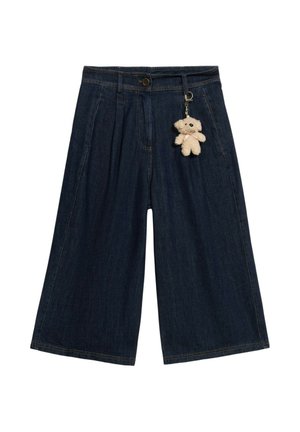 Dunkelblaue Denim-Hose mit weitem Bein und hoher Taille, ausgestattet mit zwei frontalen Taschen und einem Teddy-Bären-Schlüsselanhänger, der am Bund befestigt ist.