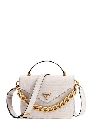 Witte handtas van leer met krokodillenstructuur, voorzien van een handvat aan de bovenzijde, gouden kettingdetail, verstelbare schouderriem en een driehoekig Guess-logo op de voorflap.