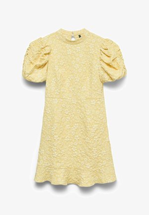 Robe jaune longueur genou avec manches bouffantes, tissu texturé à motifs floraux, col montant et fermeture au dos par boutons avec détail en forme de goutte.