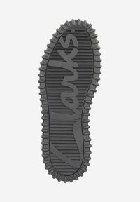 Černá gumová podešev s hlubokými drážkami a rýhami. Na středu je výrazně embosovaný nápis "Clarks". Navrženo pro trakci a trvanlivost.