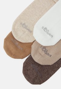 Set di cinque calzini alla caviglia in varie tonalità tra cui crema, beige, marrone e marrone scuro. Realizzati in tessuto morbido, con logo su ciascun calzino.