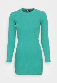 Vestido de manga longa canelado em turquesa vibrante, apresentando uma silhueta ajustada e detalhes de costura curvada com acentos prateados nas laterais.