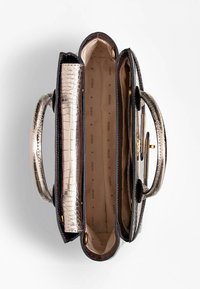 Bolso de mano plateado metálico con un patrón texturizado similar al de pitón, con doble asa, tres compartimentos y un interior beige con marca.