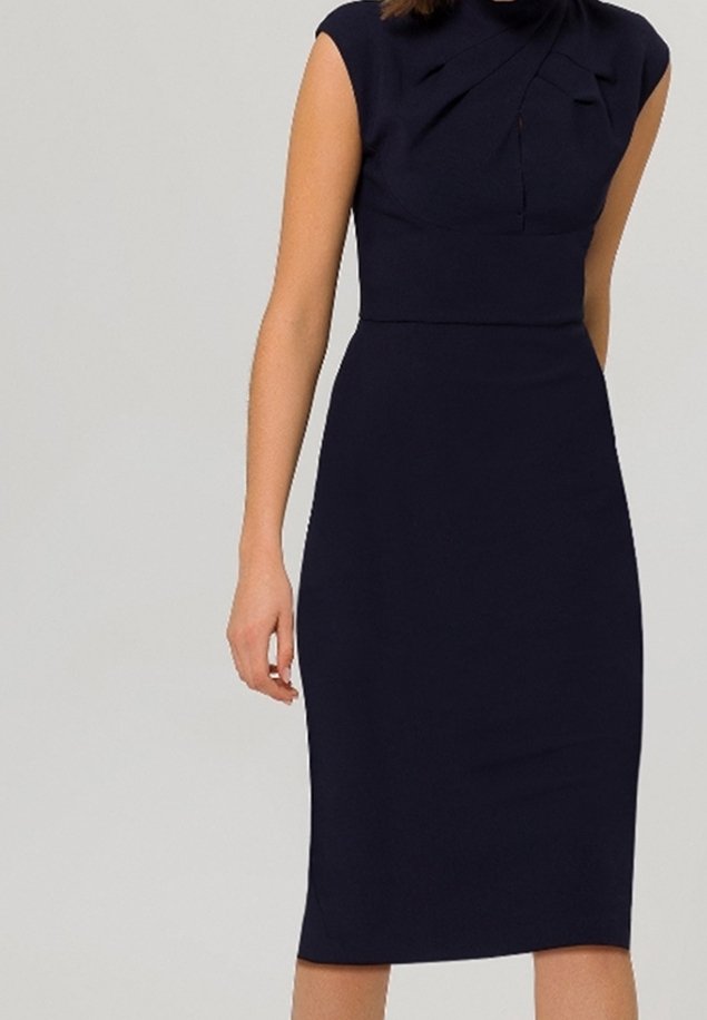 Mörkblå figursydd klänning med korta ärmar, hög halsringning och framfållade veck. Slät textur, knälång design och skräddarsydd silhuett.