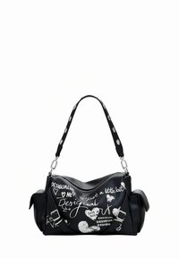 Čierna kožená kabelka na rameno s bielymi grafickými potlačami, ktorá má zakrivený dizajn, nastaviteľný popruh s bodkami a bočné vrecká.