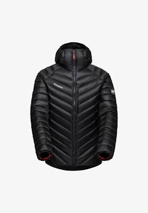 Schwarze isolierte Jacke mit Chevron-Muster, Kapuze und einem Frontreißverschluss. Verfügt über rotes Futter an den Bündchen und ein Logo auf der Brust.