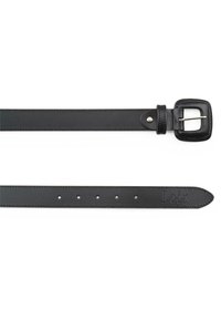 Cinturón de cuero negro con hebilla metálica cuadrada, seis agujeros de ajuste y detalle de logo en relieve en el extremo. Textura suave, diseño elegante.