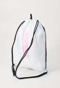Sac à dos à cordon en matériau synthétique blanc avec des accents noirs. Présente trois rayures verticales roses et des cordons noirs.