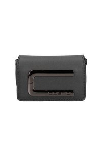 Borsa in pelle sintetica grigia con una chiusura nera lucida e un design minimalista, caratterizzata da bordi cuciti e un logo del marchio visibile.