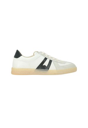 Sneaker bianca basse con suola beige, sovrapposizione in suede grigio, logo nero testurizzato sul lato e lacci bianchi.