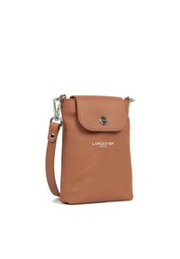 Bruine leren pouch met een textuur op het oppervlak, flap bovenkant en zilverkleurige hardware. Voorzien van het logo "LANCASTER PARIS" in het wit aan de voorkant.