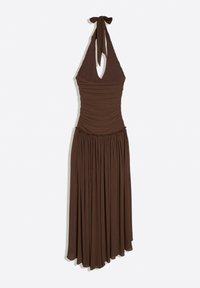 Robe marron sans manches à col halter avec corsage froncé et jupe asymétrique fluide, nouée au cou avec un nœud.