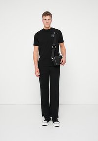 KARL LAGERFELD CREWNECK - Trükipildiga T-särk - black