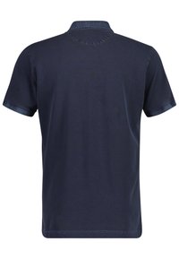 Námornícky modrá polo košeľa z bavlnenej zmesi, krátke rukávy, klasický golier a rovný lem bez viditeľných vzorov alebo akcentov.