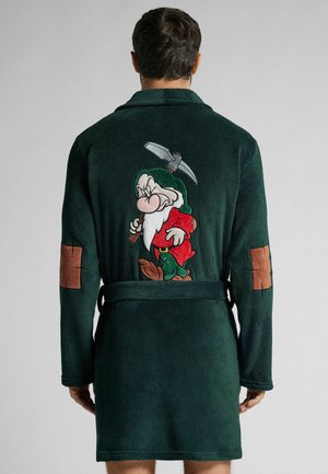 Accappatoio verde in pile con un personaggio nano ricamato sul retro, con toppe marroni sui gomiti e una cintura da annodare. Tessuto morbido.
