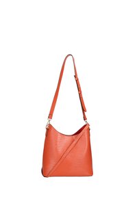 Borsa a spalla in pelle arancione con superficie testurizzata, tracolla regolabile e forma morbida e curvata. Presenta una chiusura con zip nella parte superiore.