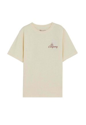Camiseta beige de manga corta con un pequeño gráfico de calavera y huesos cruzados en color granate y texto "Company" en el lado izquierdo del pecho.