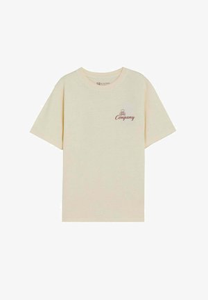 T-shirt beige à manches courtes avec petit motif de tête de mort et os croisés marron sur la poitrine gauche, accompagné du texte "Company".