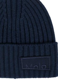 Berretto lavorato a costine blu scuro con risvolto, caratterizzato da un'etichetta del marchio ricamata di forma rettangolare.