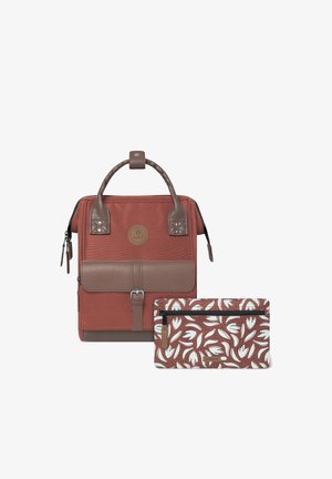 Sac à dos structuré rouge fabriqué à partir de matériau durable, avec des accents en cuir marron, un rabat avant avec une boucle et une pochette à motif floral.