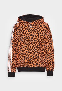 Oranje hoodie met zwarte luipaardprint, voorzien van een zwarte tailleband en manchetten. Heeft witte strepen langs de mouwen en een logo op de borst.