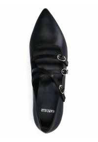 Schwarze spitze Ballerinas aus Leder mit drei Riemen und runden silbernen Schnallen über dem Spann. Sanfte Textur, minimalistisches Design.