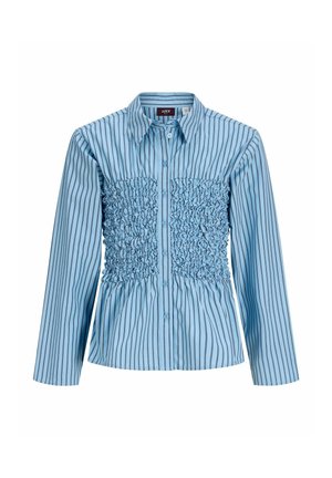Chemise bleu clair à manches longues et boutonnée, ornée de rayures verticales foncées, d’un col pointu et de fronces smockées à la taille.