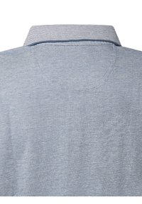 Blaue Hemd mit strukturiertem Stoff. Hat eine kontrastierende gemusterte Krageninnenseite und eine glatte Oberfläche am Körper.