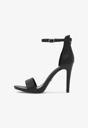 Czarna sandałka na wysokim obcasie z gładką skórzaną powierzchnią, odkrytymi palcami, szerokim paskiem przez stopę oraz regulowanym paskiem na kostkę zapinanym na srebrną klamrę.