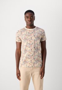 Kortærmet T-shirt lavet af bomuld, der har et farverigt geometrisk mønster i jordfarver, med rund halsudskæring og en tætsiddende pasform.
