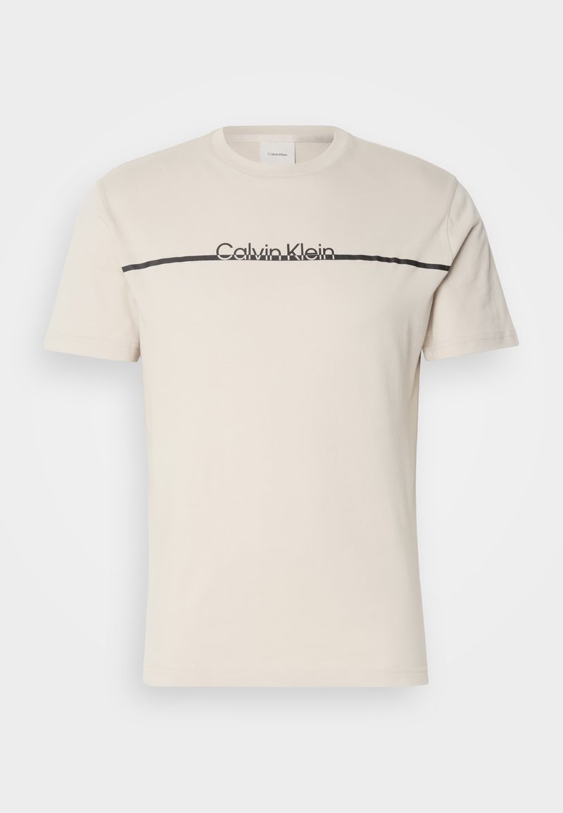 Calvin Klein SPLIT LINE LOGO - T-shirts med print - peyote/beige ...
