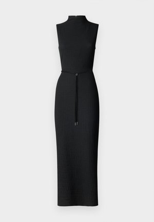 Zwarte mouwloze jurk met een hoge halslijn, gestructureerde stof, aansluitende silhouet en een tailleband met een ronde accent.