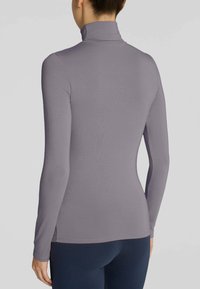 Maglione a maniche lunghe in morbido tessuto elasticizzato, con colletto alto e vestibilità slim color grigio chiaro. Design senza cuciture con spacco laterale all'orlo.