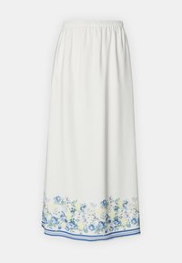 Hvit lang skjørt med elastisk midje, prydet med et blomstermønster i blått og gult ved kanten, aksentuert med blå striper.