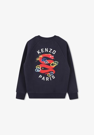 Sweatshirt bleu marine avec un grand dragon brodé rouge, le texte "KENZO" et "PARIS" en blanc, accompagné de motifs nuage colorés. Texture douce.