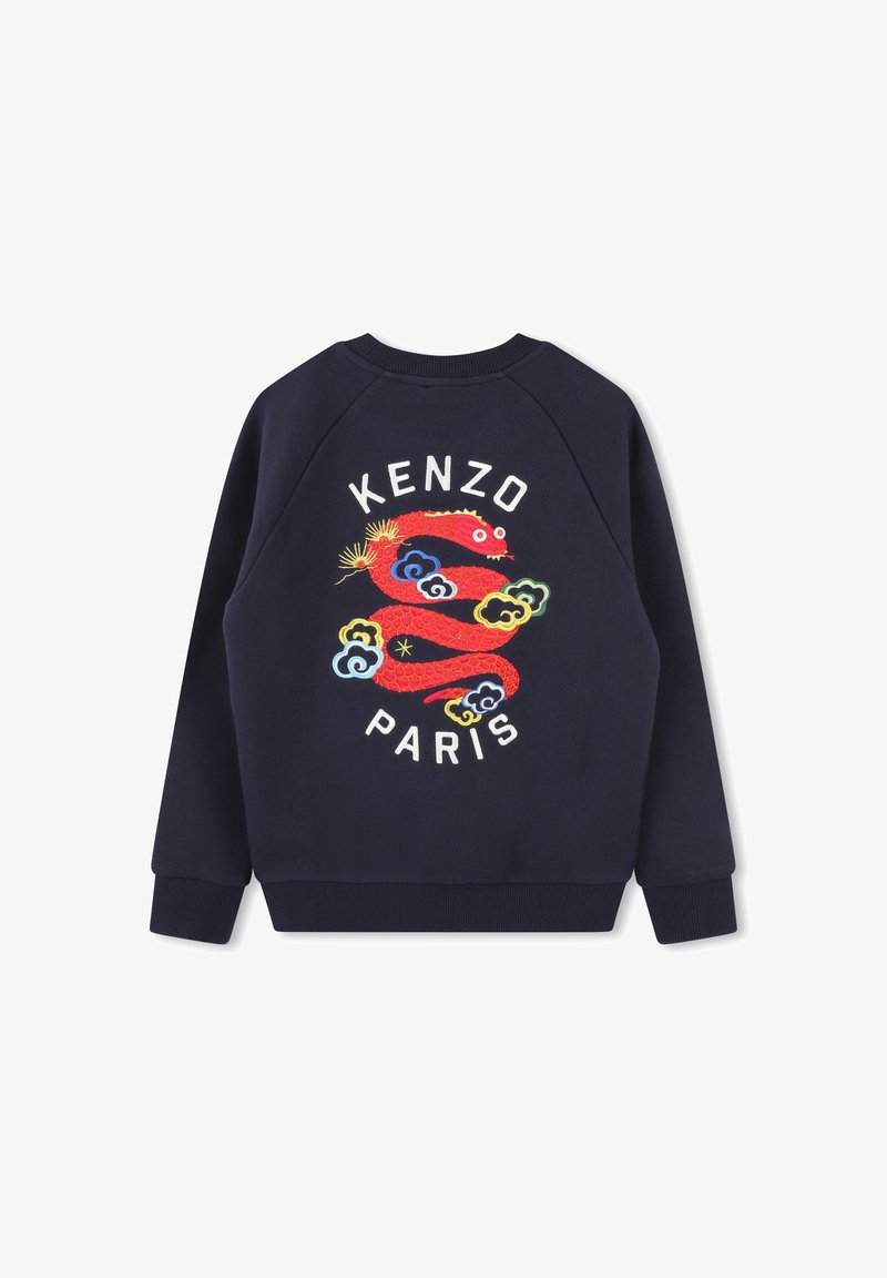 Sweatshirt bleu marine avec un grand dragon brodé rouge, le texte "KENZO" et "PARIS" en blanc, accompagné de motifs nuage colorés. Texture douce.